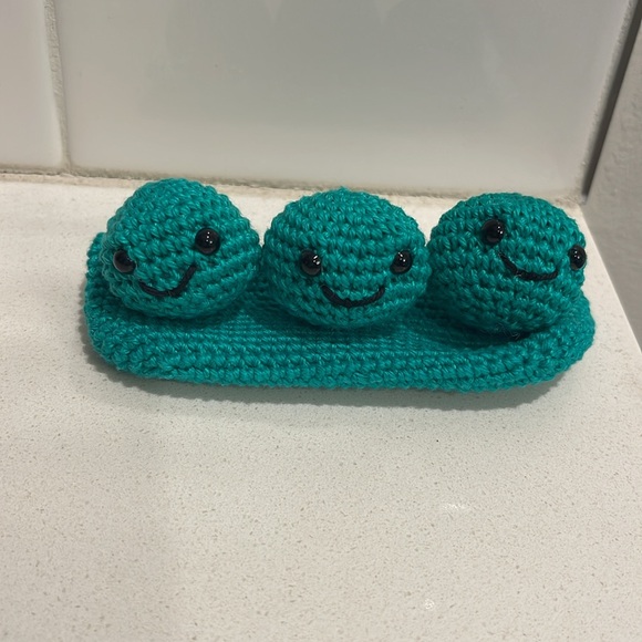 Handcrafted Peas in a Pod Figure Decor Amigurui Crochet - Picture 6 of 11